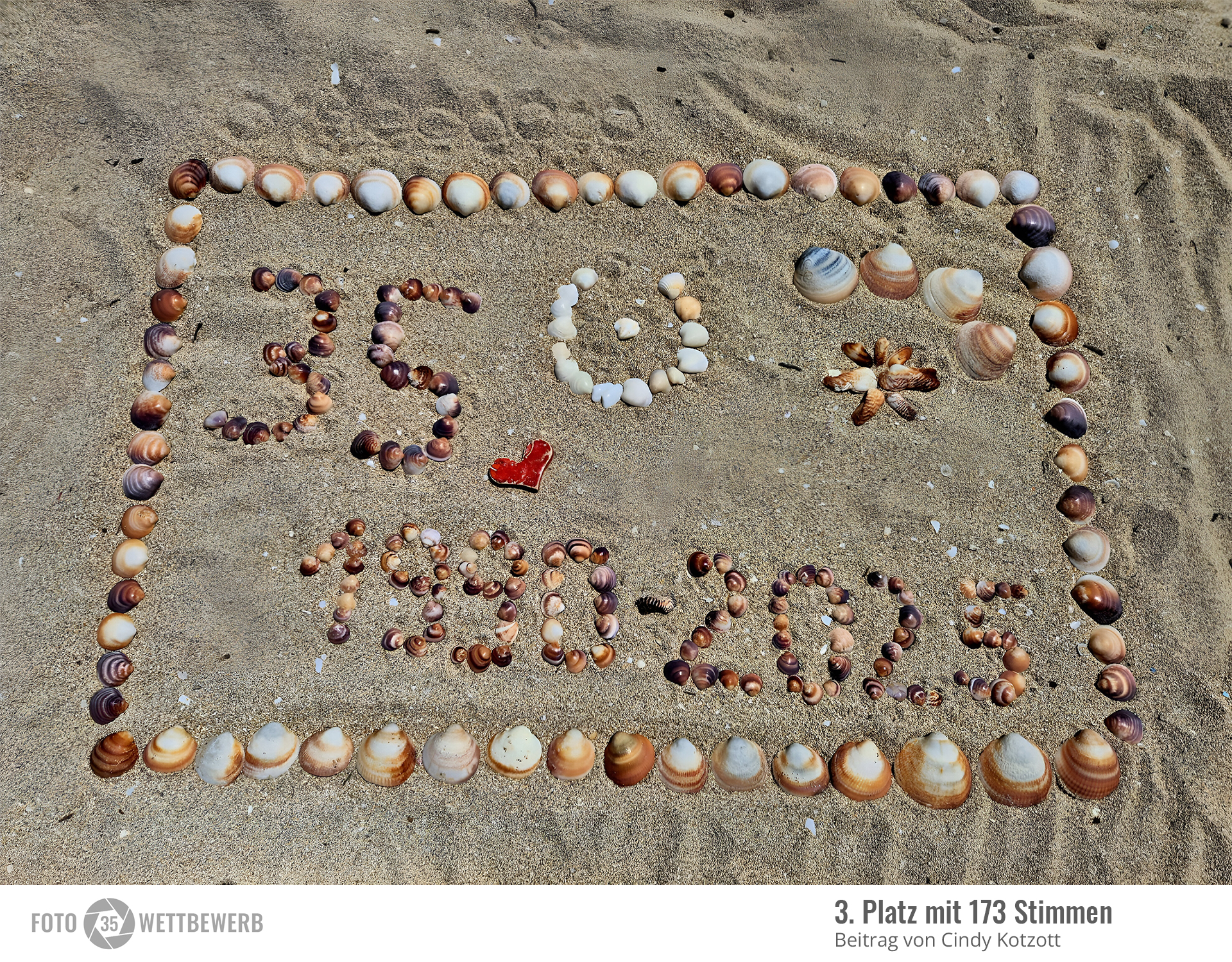 Platz 3 - Beitrag von Cindy Kotzott: 35 / 1990 - 2025 am Strand auf Sand mit Muscheln und Steinen gelegt