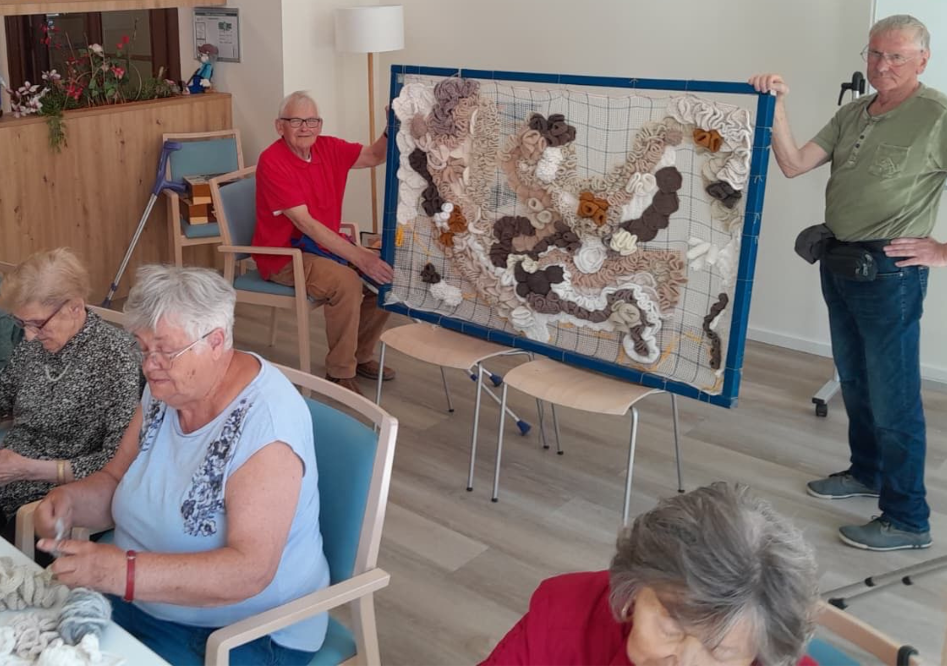 Das gehäkelte Wandbild während der Entstehung